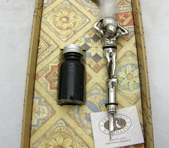Különleges mártogatós toll tintával díszdobozban